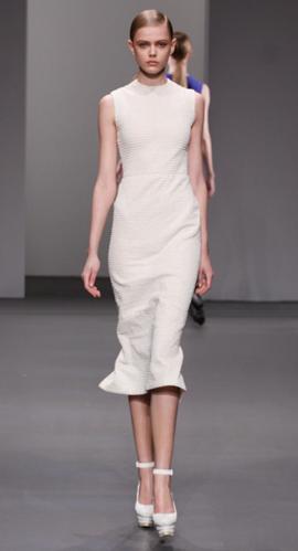 Longue robe blanche col ras du cou Calvin Klein femme hiver 2010-2011