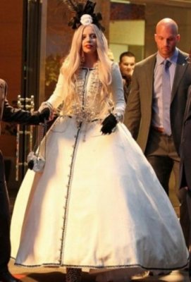 Lady Gaga en robe Chanel chez Barney's