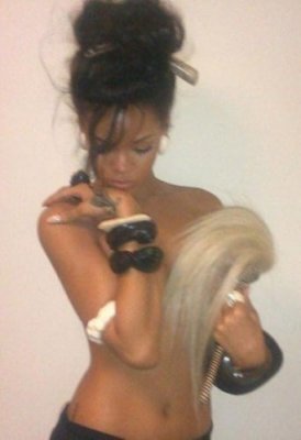 Rihanna à moitié nue sur Twitter