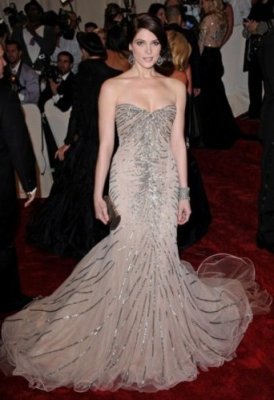 L'actrice Ashley Greene dans une robe Donna Karan