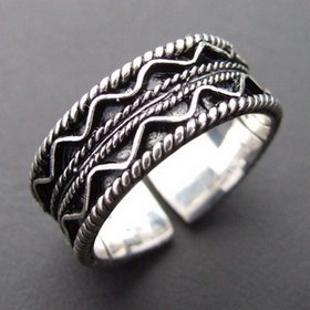 Une bague  réglable en argent vieilli