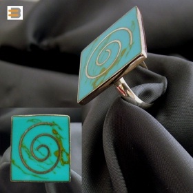 Une bague en argent avec une turquoise