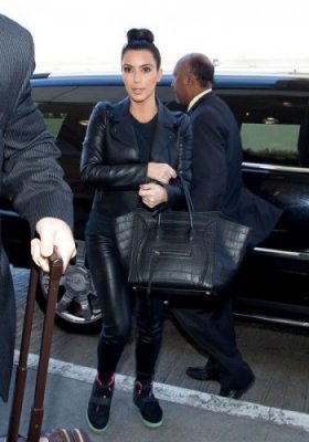 Kim Kardashian en total look noir et baskets 
