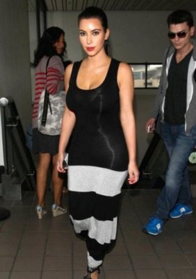 Kim Kardashian : sexy et en forme à l'aéroport de Los Angeles