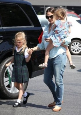 Jennifer Garner s'offre un moment goûter avec ses filles !