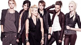Trish Summerville au milieu des mannequins de la collection Dragon Tatoo de H&M