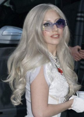 La longue crinière grise de Lady Gaga