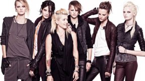 Trish Summerville au milieu des mannequins de la collection Dragon Tatoo de H&M
