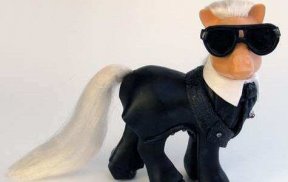 Le poney Karl Lagerfeld créé par Mari Kasurinen