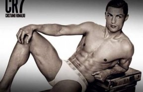 Cristiano Ronaldo pose pour sa collection de lingerie CR7 Underwear