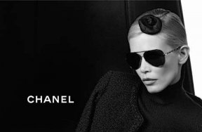 Claudia Schiffer avec une paire Aviateur Chanel Eyewear Collection Prestige Automne hiver 2010-2011