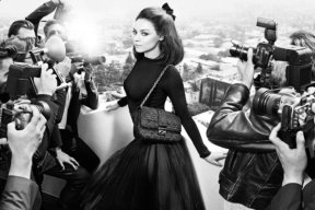 Milak Kunis, lookée rétro pour les sacs Miss Dior