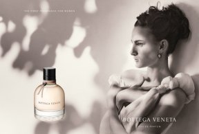 Nine d'Urso, l'égérie du premier parfum pour femme de Bottega Veneta