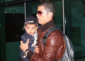 Le footballeur Cristiano Ronaldo accompagné de son fils Cristiano Jr