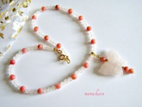 Un collier en pierres semi-pécieuses par Maria Lissen