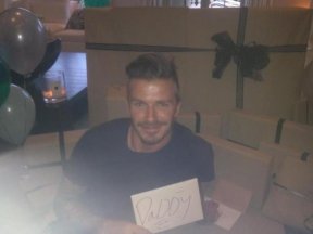 David Beckham entouré de cadeaux