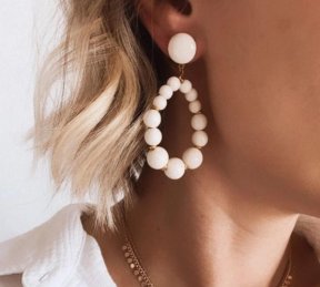 Boucles d'oreilles créoles en perles blanches par LecrinCreatif