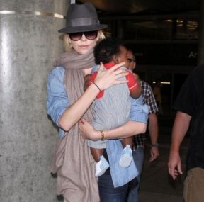 Charlize Theron et son fils Jackson à l'aéroport LAX