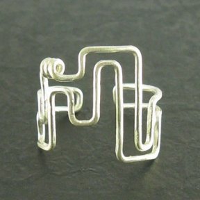 Une bague de style graphique d'Emilie Dubot