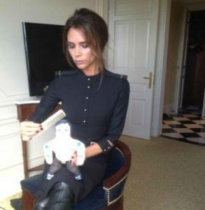 Victoria Beckham joue à la poupée