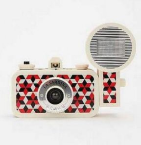 Appareil photo "La Sardina" à motif en mosaïque Urban Outfitters