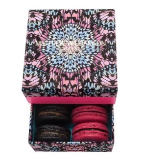 La boîte de macarons designed by Matthew Williamson