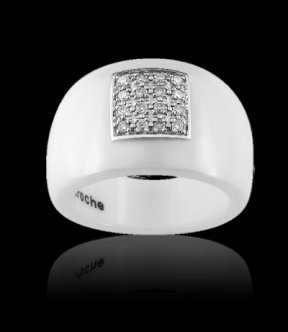Une bague Guy Laroche en céramique blanche