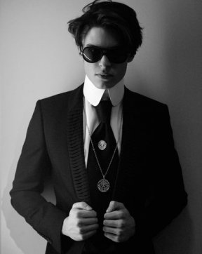 Baptiste Giabiconi véritable it boy et protégé de Karl Lagerfeld en chemise veste de costume et cravate