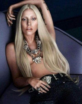 Lady Gaga pose pour Versace Printemps 2014