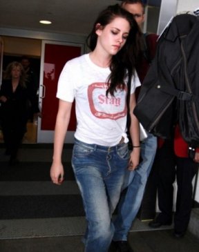 Kristen Stewart fait la moue dès son arrivée à l'aéroport de Los Angeles