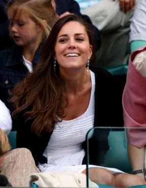 Kate Middleton lors du tournois de tennis de Wimbledon en 2011 dans une robe blanche signée Temperley London