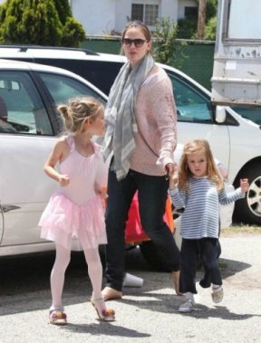Jennifer Garner en tenue cool avec ses filles