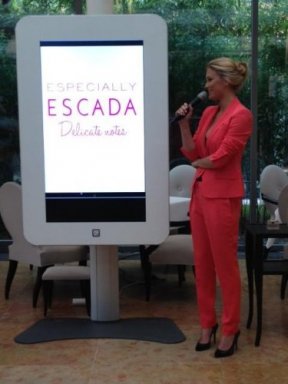 Bar Refaeli est l'égérie de la marque de parfum Especially Escada Délicates Notes