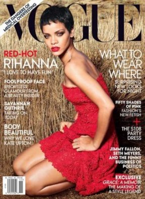 Rihanna irrésistible en robe bustier rouge dans Vogue !