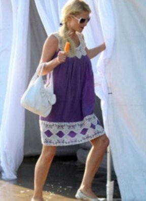Paris Hilton en robe de mamie !