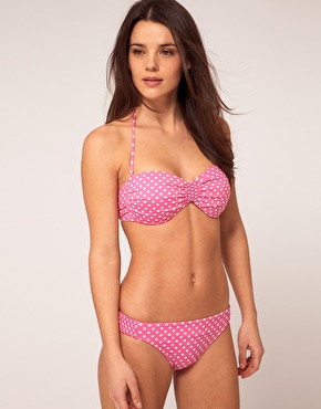 Bikini à pois blancs sur fond rose, top rembourré et culotte taille basse Asos tendance Printemps-Été 2012