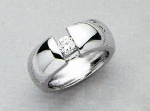 Une bague type solitaire en argent