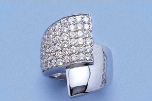 Une bague pavée de zirconias