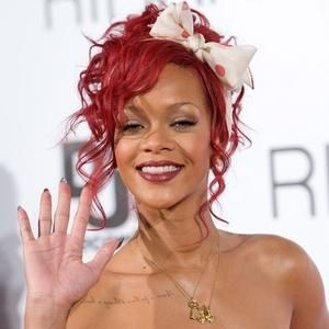 Rihanna, reine de feu ! En rouge.