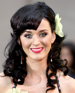 Frange bombée cheveux bouclés Katy Perry