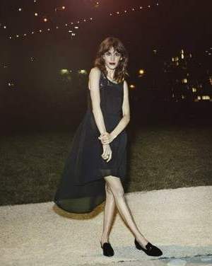 Alexa Chung, mince et sexy en robe Vero Moda !