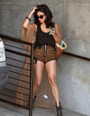 Vanessa Hudgens porte un mini-short léopard