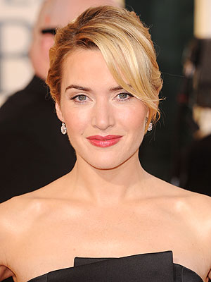 Kate Winslet en robe bustier noire chignon banane et lèvres rouges