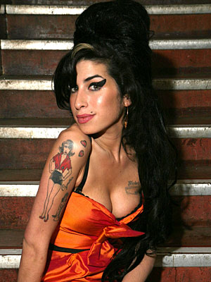 Amy Winehouse et son décolleté plongeant