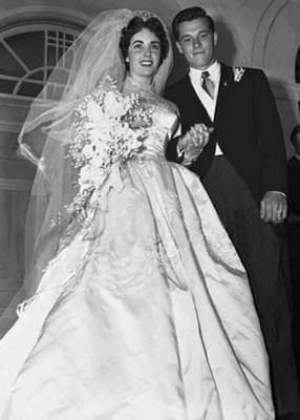 Elizabeth Taylor : sa robe de mariée à 45 000 euros signée Helene Rose !