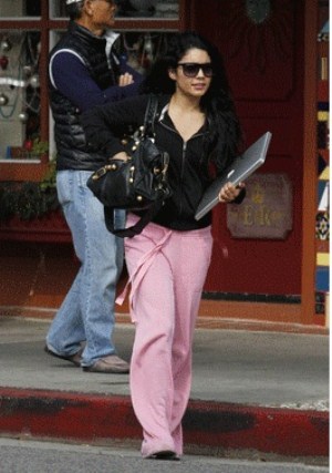 Vanessa Hudgens méconnaissable en jogging