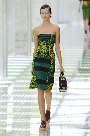 Robe bustier Prada rayée et imprimée singe dans les tons verts collection printemps été 2011