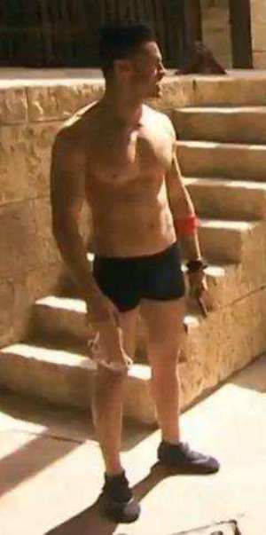Baptiste Giabiconi, sexy en caleçon dans Fort Boyard