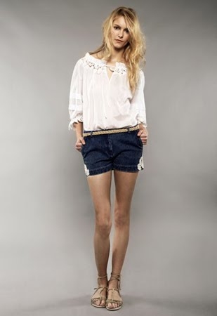 Pure Threads collection par Emma Watson et Alberta Ferretti short en jean et blouse biologique