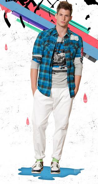 Chemise turquoise à carreaux avec un pantalon blanc style